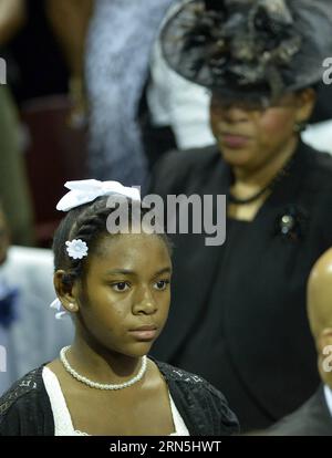 (150626) -- CHARLESTON, 26 juin 2015 -- Jannifer Pinckney et Eliana Pinckney, épouse et fille de Clementa Pinckney, sénatrice de l'État de Caroline du Sud, tuée lors de la fusillade de masse du 17 juin dans une église afro-américaine, sont vues lors de ses funérailles à Charleston, Caroline du Sud, États-Unis, le 26 juin 2015. US-CHARLESTON-FUNERAL YinxBogu PUBLICATIONxNOTxINxCHN 150626 Charleston juin 26 2015 Jannifer Pinckney et Eliana Pinckney épouse et fille du sénateur de l'État de Caroline du Sud Clementa Pinckney qui a TUÉ lors de la fusillade de de masse LE 17 juin À l'église afro-américaine Banque D'Images