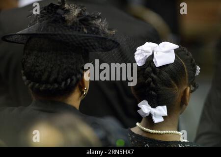 (150626) -- CHARLESTON, 26 juin 2015 -- Jannifer Pinckney et Eliana Pinckney, épouse et fille de Clementa Pinckney, sénatrice de l'État de Caroline du Sud, tuée lors de la fusillade de masse du 17 juin dans une église afro-américaine, sont vues lors de ses funérailles à Charleston, Caroline du Sud, États-Unis, le 26 juin 2015. US-CHARLESTON-FUNERAL YinxBogu PUBLICATIONxNOTxINxCHN 150626 Charleston juin 26 2015 Jannifer Pinckney et Eliana Pinckney épouse et fille du sénateur de l'État de Caroline du Sud Clementa Pinckney qui a TUÉ lors de la fusillade de de masse LE 17 juin À l'église afro-américaine Banque D'Images