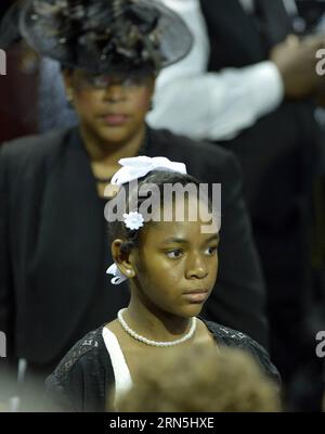 (150626) -- CHARLESTON, 26 juin 2015 -- Jannifer Pinckney et Eliana Pinckney, épouse et fille de Clementa Pinckney, sénatrice de l'État de Caroline du Sud, tuée lors de la fusillade de masse du 17 juin dans une église afro-américaine, sont vues lors de ses funérailles à Charleston, Caroline du Sud, États-Unis, le 26 juin 2015. US-CHARLESTON-FUNERAL YinxBogu PUBLICATIONxNOTxINxCHN 150626 Charleston juin 26 2015 Jannifer Pinckney et Eliana Pinckney épouse et fille du sénateur de l'État de Caroline du Sud Clementa Pinckney qui a TUÉ lors de la fusillade de de masse LE 17 juin À l'église afro-américaine Banque D'Images