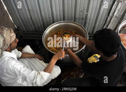 (150626) -- SANAA, 26 juin 2015 -- Un Yéménite reçoit de la nourriture dans un centre caritatif à Sanaa, au Yémen, le 26 juin 2015. Le bras humanitaire de l'ONU a annoncé jeudi qu'il fournirait une injection critique de financement d'urgence afin d'accélérer les efforts de secours aux civils pris au piège de la guerre au Yémen, où la querelle entre différentes fractions prépare une crise humanitaire. YÉMEN-SANAA-CRISE HUMANITAIRE HanixAli PUBLICATIONxNOTxINxCHN 150626 Sanaa juin 26 2015 un Yéménite reçoit de la nourriture DANS un centre de bienfaisance à Sanaa Yémen LE 26 2015 juin, les pauvres humanitaires de l'ONU ont annoncé jeudi Thatcher IT wi Banque D'Images