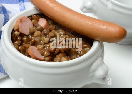 Lentille (Lens culinaris) plat avec saucisses dans un bol, lentille Banque D'Images