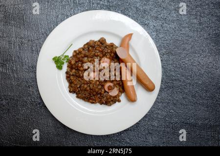 Lentille (Lens culinaris) plat avec saucisses sur plaque, lentille Banque D'Images