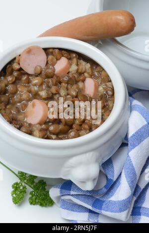 Lentille (Lens culinaris) plat avec saucisses dans un bol, lentille Banque D'Images