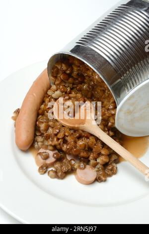 Lentille (Lens culinaris) plat en boîte et saucisses, lentille Banque D'Images