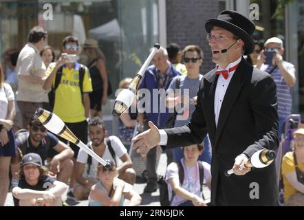 (150627) -- VANCOUVER, le 26 juin 2015 -- un artiste se produit lors du 4e Buskerfest annuel à Vancouver, Canada, le 26 juin 2015. Le festival d'art de rue de trois jours a débuté ici vendredi.) (nxl) CANADA-VANCOUVER-STREET ART LiangxSen PUBLICATIONxNOTxINxCHN 150627 Vancouver 26 2015 juin à l'artiste se produit lors de la 4e édition annuelle du Buskerfest à Vancouver Canada LE 26 2015 juin, le festival Three Day Street Art Festival a débuté ici vendredi nxl Canada Vancouver Street Art LiangxSen PUBLICATIONxNOTxINxCHN Banque D'Images