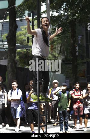 (150627) -- VANCOUVER, le 26 juin 2015 -- un artiste se produit lors du 4e Buskerfest annuel à Vancouver, Canada, le 26 juin 2015. Le festival d'art de rue de trois jours a débuté ici vendredi.) (nxl) CANADA-VANCOUVER-STREET ART LiangxSen PUBLICATIONxNOTxINxCHN 150627 Vancouver 26 2015 juin à l'artiste se produit lors de la 4e édition annuelle du Buskerfest à Vancouver Canada LE 26 2015 juin, le festival Three Day Street Art Festival a débuté ici vendredi nxl Canada Vancouver Street Art LiangxSen PUBLICATIONxNOTxINxCHN Banque D'Images