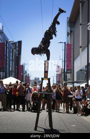 (150627) -- VANCOUVER, le 26 juin 2015 -- un artiste se produit lors du 4e Buskerfest annuel à Vancouver, Canada, le 26 juin 2015. Le festival d'art de rue de trois jours a débuté ici vendredi.) (nxl) CANADA-VANCOUVER-STREET ART LiangxSen PUBLICATIONxNOTxINxCHN 150627 Vancouver 26 2015 juin à l'artiste se produit lors de la 4e édition annuelle du Buskerfest à Vancouver Canada LE 26 2015 juin, le festival Three Day Street Art Festival a débuté ici vendredi nxl Canada Vancouver Street Art LiangxSen PUBLICATIONxNOTxINxCHN Banque D'Images