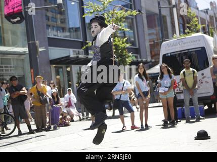 (150627) -- VANCOUVER, le 26 juin 2015 -- un artiste se produit lors du 4e Buskerfest annuel à Vancouver, Canada, le 26 juin 2015. Le festival d'art de rue de trois jours a débuté ici vendredi.) (nxl) CANADA-VANCOUVER-STREET ART LiangxSen PUBLICATIONxNOTxINxCHN 150627 Vancouver 26 2015 juin à l'artiste se produit lors de la 4e édition annuelle du Buskerfest à Vancouver Canada LE 26 2015 juin, le festival Three Day Street Art Festival a débuté ici vendredi nxl Canada Vancouver Street Art LiangxSen PUBLICATIONxNOTxINxCHN Banque D'Images