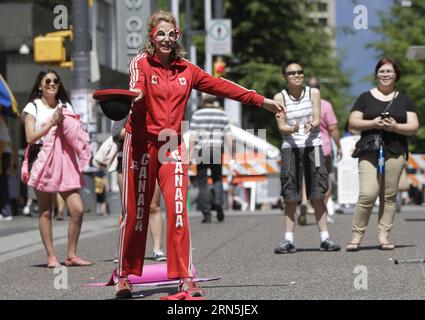 (150627) -- VANCOUVER, le 26 juin 2015 -- un artiste se produit lors du 4e Buskerfest annuel à Vancouver, Canada, le 26 juin 2015. Le festival d'art de rue de trois jours a débuté ici vendredi.) (nxl) CANADA-VANCOUVER-STREET ART LiangxSen PUBLICATIONxNOTxINxCHN 150627 Vancouver 26 2015 juin à l'artiste se produit lors de la 4e édition annuelle du Buskerfest à Vancouver Canada LE 26 2015 juin, le festival Three Day Street Art Festival a débuté ici vendredi nxl Canada Vancouver Street Art LiangxSen PUBLICATIONxNOTxINxCHN Banque D'Images