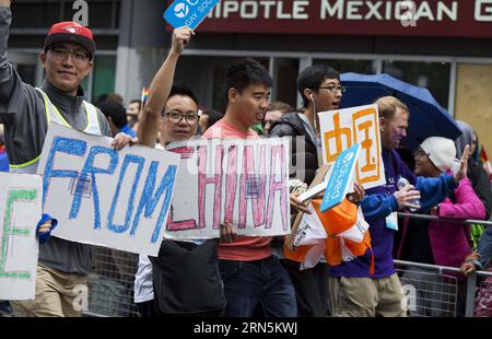 Les gens prennent part à la gay Pride Parade annuelle à Toronto, Canada, le 28 juin 2015. Le défilé Pride Toronto 2015 a fait son chemin dimanche avec des dizaines de milliers de participants. ) CANADA-TORONTO-DÉFILÉ DE LA FIERTÉ GAIE ZouxZheng PUBLICATIONxNOTxINxCHN des célébrités participent au défilé annuel de la fierté gaie à Toronto Canada juin 28 2015 le défilé de la fierté de Toronto 2015 a fait son chemin dimanche avec des dizaines de milliers de participants défilé de la fierté gaie de Toronto ZouxZheng PUBLICATIONxNOTxINxCHN Banque D'Images