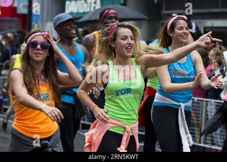 Les gens prennent part à la gay Pride Parade annuelle à Toronto, Canada, le 28 juin 2015. Le défilé Pride Toronto 2015 a fait son chemin dimanche avec des dizaines de milliers de participants. ) CANADA-TORONTO-DÉFILÉ DE LA FIERTÉ GAIE ZouxZheng PUBLICATIONxNOTxINxCHN des célébrités participent au défilé annuel de la fierté gaie à Toronto Canada juin 28 2015 le défilé de la fierté de Toronto 2015 a fait son chemin dimanche avec des dizaines de milliers de participants défilé de la fierté gaie de Toronto ZouxZheng PUBLICATIONxNOTxINxCHN Banque D'Images