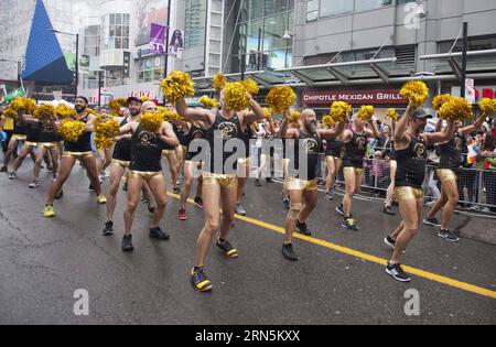 Les gens prennent part à la gay Pride Parade annuelle à Toronto, Canada, le 28 juin 2015. Le défilé Pride Toronto 2015 a fait son chemin dimanche avec des dizaines de milliers de participants. ) CANADA-TORONTO-DÉFILÉ DE LA FIERTÉ GAIE ZouxZheng PUBLICATIONxNOTxINxCHN des célébrités participent au défilé annuel de la fierté gaie à Toronto Canada juin 28 2015 le défilé de la fierté de Toronto 2015 a fait son chemin dimanche avec des dizaines de milliers de participants défilé de la fierté gaie de Toronto ZouxZheng PUBLICATIONxNOTxINxCHN Banque D'Images