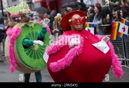 Les gens prennent part à la gay Pride Parade annuelle à Toronto, Canada, le 28 juin 2015. Le défilé Pride Toronto 2015 a fait son chemin dimanche avec des dizaines de milliers de participants. ) CANADA-TORONTO-DÉFILÉ DE LA FIERTÉ GAIE ZouxZheng PUBLICATIONxNOTxINxCHN des célébrités participent au défilé annuel de la fierté gaie à Toronto Canada juin 28 2015 le défilé de la fierté de Toronto 2015 a fait son chemin dimanche avec des dizaines de milliers de participants défilé de la fierté gaie de Toronto ZouxZheng PUBLICATIONxNOTxINxCHN Banque D'Images