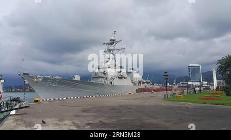 Le destroyer à missiles guidés USS Laboon de la 6e flotte jette l ancre au port géorgien de Batumi sur la mer Noire le 28 juin 2015. Le navire de guerre américain est arrivé ici pour une visite prévue du port. ) GEORGIA-BATUMI-U.S.-WARSHIP VISIT LixMing PUBLICATIONxNOTxINxCHN le destroyer de missile guidé de l'US S Navy USS Laboon de la 6e flotte jette l'ancre AU port de Batumi en mer Noire de Géorgie S LE 28 2015 juin, le navire de guerre américain est arrivé ici pour une visite portuaire programmée Georgia Batumi U S Warship Visit LixMing PUBLICATIONxNOTxNOTxINxCHN Banque D'Images