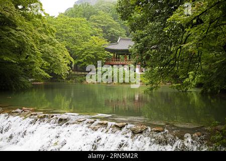 Pavillon Ssanggyeru à Baekyangsa ou temple Baegyangsa dans le parc national de Naejangsan, temple principal de l'ordre Jogye du bouddhisme coréen, Bukha-myeon Banque D'Images