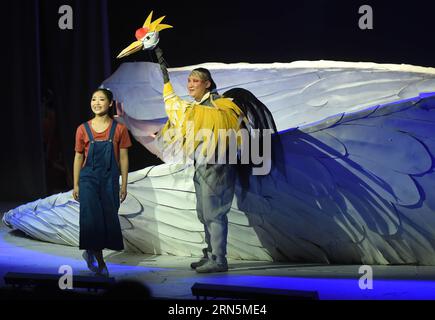 (150629) -- PÉKIN, le 29 juin 2015 -- des acteurs jouent lors d'une conférence de presse de la pièce de marionnette The Story of Red-Crown Crane à Pékin, capitale de la Chine, le 29 juin 2015. La pièce de marionnettes The Story of Red-Crowned Crane , une œuvre exceptionnelle du China Puppet Art Theatre, sera mise en scène au Centre national des arts de la scène du 3 au 5 juillet. )(wjq) CHINA-BEIJING-CHIOT PLAY-PRESS CONFERENCE (CN) LuoxXiaoguang PUBLICATIONxNOTxINxCHN 150629 Beijing juin 29 2015 des acteurs jouent au cours d'une conférence de presse de la marionnette l'histoire de la grue couronnée rouge dans la capitale du Chin à Pékin Banque D'Images