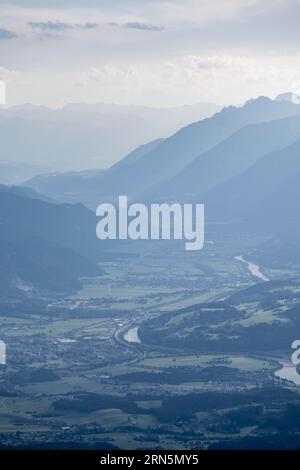 Ambiance du soir vue de Scheffauer la vallée de l'Inn avec la rivière Inn, Kitzbuehler Alpes, Tyrol, Autriche Banque D'Images