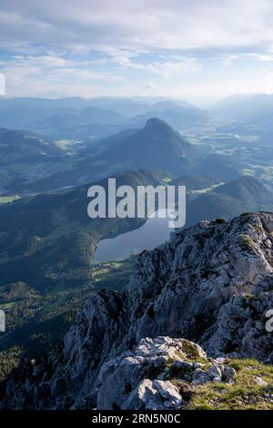 Vue d'ambiance du soir depuis Scheffauer sur Hintersteiner See et Inntal, Kaisergebirge, Wilder Kaiser, Kitzbuehler Alpen, Tyrol, Autriche Banque D'Images