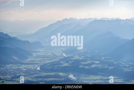 Ambiance du soir vue de Scheffauer la vallée de l'Inn avec la rivière Inn, Kitzbuehler Alpes, Tyrol, Autriche Banque D'Images