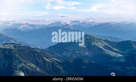 Ambiance du soir, vue sur les Alpes Reichenspitze et Zillertal, en face de Hohe Salve, paysage montagneux spectaculaire, vue de Scheffauer, Tyrol, Autriche Banque D'Images