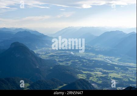 Ambiance du soir vue de Scheffauer la vallée de l'Inn avec la rivière Inn, Kitzbuehler Alpes, Tyrol, Autriche Banque D'Images