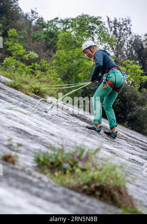 Grimpeur, escalade multi-pas, escalade de dalle, Garda Mountains, Arco, Trentin-Haut-Adige, Italie Banque D'Images