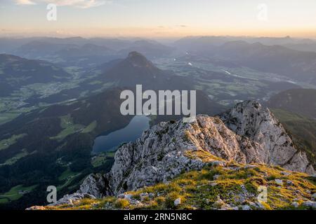 Vue d'ambiance du soir depuis Scheffauer sur Hintersteiner See et Inntal, Kaisergebirge, Wilder Kaiser, Kitzbuehler Alpen, Tyrol, Autriche Banque D'Images