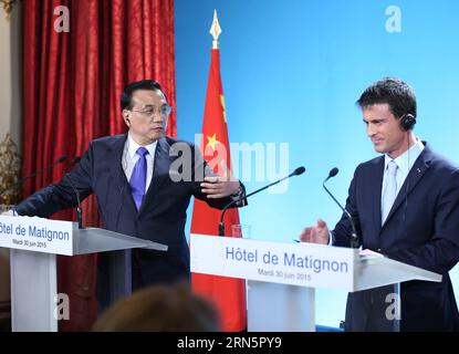 (150630) -- PARIS, le 30 juin 2015 -- le Premier ministre chinois Li Keqiang (à gauche) et son homologue français Manuel Valls assistent à une conférence de presse commune après leurs entretiens à Paris, France, le 30 juin 2015. (Wyo) FRANCE-CHINA-LI KEQIANG-MANUEL VALLS-CONFERENCE DE PRESSE MaxZhancheng PUBLICATIONxNOTxINxCHN 150630 Paris juin 30 2015 le Premier ministre chinois quitte Keqiang l et sa partie française Manuel Valls participent à une conférence de presse conjointe après leurs entretiens à Paris France juin 30 2015 wyo France la Chine quitte Keqiang Manuel Valls Conférence de presse MaxZhancheng PUBLICATIONxNOxNOTxNOxNoxNoxNO Banque D'Images