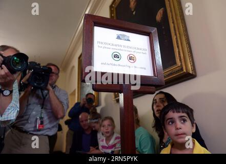 (150701) -- WASHINGTON D.C., le 1 juillet 2015 -- les visiteurs et les journalistes prennent des photos de l'écriture de signes la photographie est encouragée à la Maison Blanche à Washington D.C., aux États-Unis, le 1 juillet 2015. La Maison Blanche a levé l'interdiction de prendre des photos sur les visites publiques. Les téléphones et les appareils photo compacts avec un objectif ne dépassant pas 3 pouces sont maintenant autorisés à l'intérieur de la Maison Blanche. L ' interdiction était en vigueur depuis plus de 40 ans. ) U.S.-WASHINGTON D.C.-PHOTO BAN-LIFTING YinxBogu PUBLICATIONxNOTxINxCHN 150701 Washington D C juillet 1 2015 les visiteurs et les journalistes prennent des photos de l'écriture de signes la photographie EST encouragée AU blanc Banque D'Images