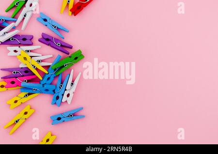Poser à plat des épingles à linge colorées Banque D'Images