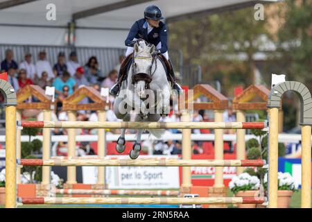 Milan, Italie. 31 août 2023. HELLSTROM Wilma de Suède chevauchant Cicci Bjn lors du Championnat d'Europe de saut d'obstacles FEI 2023, événement équestre le 30 août 2023 à l'hippodrome Snai San Siro à Milan, Italie lors du Championnat d'Europe de saut d'obstacles 2023, course équestre internationale à Milan, Italie, août 31 2023 crédit : Agence photo indépendante/Alamy Live News Banque D'Images