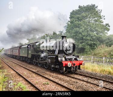 Sierra Leone, 45627. Locomotive à vapeur passant par long Preston le 31 août 2023, alors que la brume matinale est presque dégagée Banque D'Images