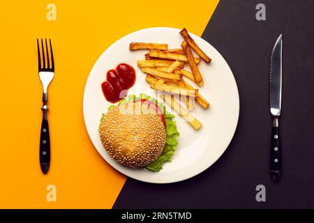 Vue de dessus du hamburger avec assiette de frites Banque D'Images