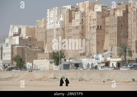 La photo prise en décembre 2008 montre la vieille ville fortifiée de Shibam au Yémen. L’Organisation des Nations Unies pour l’éducation, la science et la culture (UNESCO) a achevé sa mise à jour annuelle de la liste du patrimoine mondial en péril le 2 juillet et ajouté trois sites dans des zones de conflit, y compris la vieille ville de Sana a et la vieille ville fortifiée de Shibam au Yémen et Hatra en Irak, dans la liste. )(azp) YÉMEN-SHIBAM-VIEILLE VILLE FORTIFIÉE-UNESCO-EN DANGER LixTeng PUBLICATIONxNOTxINxCHN fichier photo prise en décembre 2008 montre la vieille ville fortifiée de Shibam au Yémen le Centre des Nations Unies pour l'éducation scientifique et scientifique Banque D'Images