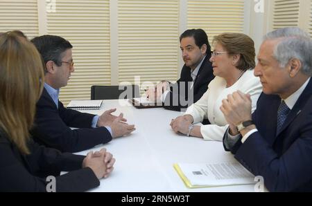 L'image fournie par la présidence chilienne montre la présidente chilienne Michelle Bachelet (2e R) rencontrant le président de la Banque interaméricaine de développement Luis Alberto Moreno (2e L) lors du Sommet de l'Alliance du Pacifique, à Paracas, Pérou, le 3 juillet 2015. Sebastian Rodriguez/Présidence chilienne) (vf) PÉROU-PARACAS-CHILE-POLITICS-MEETING e CHILI SxPRESIDENCY PUBLICATIONxNOTxINxCHN image fournie par la présidence chilienne la Présidente Michelle Bachelet 2e r rencontre avec le Président de la Banque interaméricaine de développement Luis Alberto Moreno 2e l lors du Sommet de l'Alliance du Pacifique à Paracas Pérou O Banque D'Images