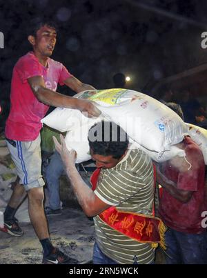 (150704) -- PISHAN, 4 juillet 2015 -- des volontaires déchargent du matériel de secours d'un camion dans le comté de Pishan, dans la préfecture de Hotan, dans le nord-ouest de la Chine, dans la région autonome ouïgoure du Xinjiang, le 3 juillet 2015. Un tremblement de terre de magnitude 6,5 a secoué le comté de Pishan dans la préfecture de Hotan à 9:07 heures du matin (0107GMT), avec l'épicentre enregistré à 37,6 degrés nord et 78,2 degrés est, selon le China Earthquake Networks Center (CENC). Du matériel de secours est transporté dans les régions touchées par le séisme. ) (lfj) CHINE-XINJIANG-TREMBLEMENT DE TERRE (CN) ShenxQiao PUBLICATIONxNOTxINxCHN 150704 Pishan juillet 4 2015 les volontaires déchargent Banque D'Images