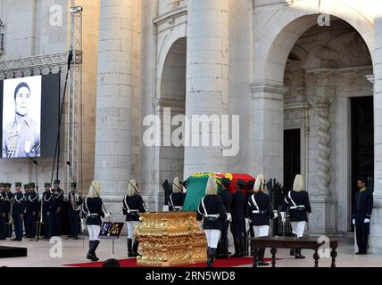 (150704) -- LISBONNE, le 4 juillet 2015 -- Un cercueil portant les restes du joueur de football portugais Eusebio est transporté au Panthéon national de Lisbonne, Portugal, le 3 juillet 2015. Le cercueil d'Eusebio da Silva Ferreira, ancienne légende portugaise du football, connue sous le nom de Black Panther, a été transféré au Panthéon national. (SP)PORTUGAL-LISBON-SOCCER-EUSEBIO ZhangxLiyun PUBLICATIONxNOTxINxCHN 150704 Lisbonne juillet 4 2015 un cercueil portant les restes du joueur de football PORTUGAIS Légende Eusebio EST transporté dans le Panthéon National à Lisbonne Portugal LE 3 2015 juillet le cercueil d'Eusebio là-bas Sil Banque D'Images