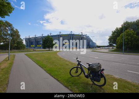 Denmark, Brøndbyvester - July 04, 2023: A packed e-bike stands on a grass strip next to the road in front of the Brøndby Stadium. Stock Photo