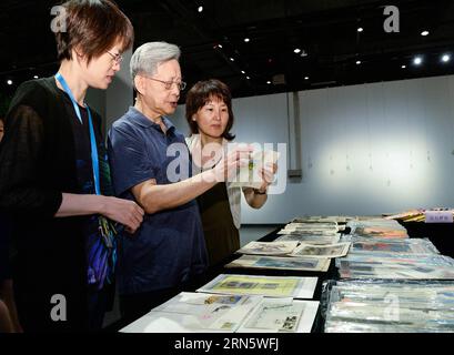 (150704) -- BEIJING, 4 juillet 2015 -- Ruan Jiaxin, membre de la Commission nationale pour l'identification des reliques culturelles, inspecte les documents donnés au Musée d'histoire chinoise d'outre-mer à Beijing, capitale de la Chine, le 4 juillet 2015. Quelque 1 000 documents historiques sur l'agression japonaise ont été donnés au musée après que la Chine ait déclaré qu'elle accueillait de telles preuves. (Wyo) CHINA-BEIJING-MUSEUM-DONATION-JAPANESE AGGRESSION (CN) LixHe PUBLICATIONxNOTxINxCHN 150704 Beijing juillet 4 2015 Commission nationale pour les reliques culturelles membre d'identification Ruan inspecte les documents donnés À l'Overseas Chinese H Banque D'Images