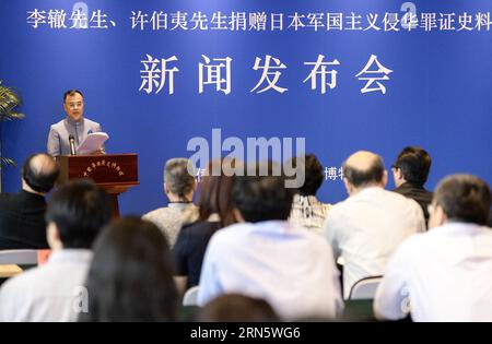 (150704) -- BEIJING, 4 juillet 2015 -- le donateur Li Zhe, entrepreneur du continent, prend la parole lors d'une conférence de presse au Musée d'histoire chinoise d'outre-mer à Beijing, capitale de la Chine, le 4 juillet 2015. Quelque 1 000 documents historiques sur l'agression japonaise ont été donnés au musée après que la Chine ait déclaré qu'elle accueillait de telles preuves. (Wyo) CHINA-BEIJING-MUSEUM-DONATION-JAPANESE AGGRESSION (CN) LixHe PUBLICATIONxNOTxINxCHN 150704 Beijing juillet 4 2015 fait don à gauche Zhe un entrepreneur du continent prend la parole LORS D'une conférence de presse AU Musée d'histoire chinoise d'outre-mer à Beijing capitale de la Chine juillet 4 2015 environ 1 00 Banque D'Images