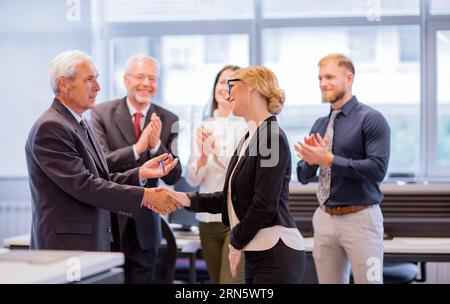 Les gens d'affaires serrant la main après le bureau de négociations réussies Banque D'Images