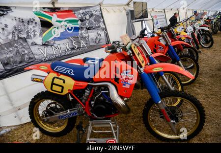 (150704) -- JOHANNESBURG, 4 juillet 2015 -- deux hommes regardent les motos présentées par le constructeur japonais Honda lors du Classic Motorcycle Club 1000 Bike Show à Johannesburg, en Afrique du Sud, le 4 juillet 2015. Le salon annuel Classic Motorcycle Club 1000 de l Afrique du Sud a eu lieu ici samedi. Des milliers de fans de moteur viennent visiter et acheter les motos vintage, vétéran et classiques affichées de plus de vingt fabricants mondiaux de motos. AFRIQUE DU SUD-JOHANNESBURG-MOTORCYCLE-SHOW ZhaixJianlan PUBLICATIONxNOTxINxCHN 150704 Johannesburg juillet 4 2015 deux hommes regardent la displ Banque D'Images