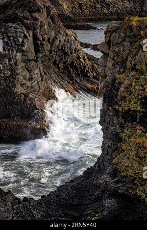 Vagues s'écrasant sur des formations rocheuses volcaniques basaltiques sur le rivage près d'Arnarstapi, péninsule de Snaefellsness, Islande. Banque D'Images