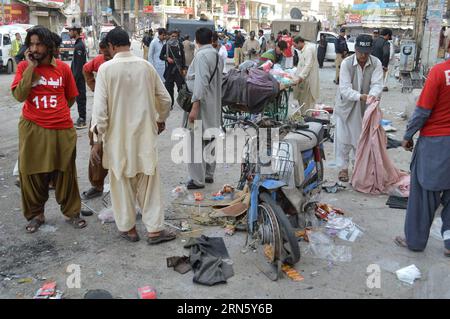 AKTUELLES ZEITGESCHEHEN Pakistan : Bombenanschlag à Quetta (150706) -- QUETTA, 6 juillet 2015 -- des gens se tiennent près d'une moto détruite sur le site d'une attaque dans le sud-ouest du Pakistan, Quetta, 5 juillet 2015. Au moins une personne a été tuée et 19 autres ont été blessées dimanche soir dans une explosion dans la ville de Quetta, dans le sud-ouest du Pakistan, ont rapporté les médias locaux. PAKISTAN-QUETTA-BLAST Irfan PUBLICATIONxNOTxINxCHN Actualités Actualités Pakistan attentat à Quetta 150706 Quetta juillet 6 2015 célébrités se tiennent près d'une moto détruite SUR le site de To Attack dans le sud-ouest du Pakistan S Quetta juillet 5 2015 Banque D'Images