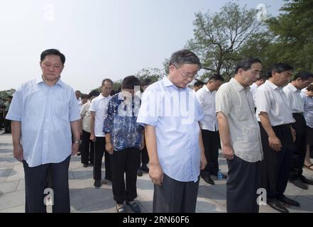 (150707) -- BEIJING, 7 juillet 2015 -- les descendants des anciens combattants anti-japonais pleurent les victimes lors de la cérémonie d'ouverture de Grande victoire, exposition contribution historique pour marquer le 78e anniversaire du début de la guerre de résistance du peuple chinois contre l'agression japonaise, à Beijing, capitale de la Chine, le 7 juillet 2015. )(MCG) CHINA-BEIJING-ANTI-JAPANESE WAR-78E ANNIVERSAIRE-EXHIBITION (CN) WangxYe PUBLICATIONxNOTxINxCHN 150707 Beijing juillet 7 2015 la progéniture de l'anti-Japonais était des vétérans Morne pour les victimes lors de la cérémonie d'ouverture de la Grande victoire exposition de contribution historique à Ma Banque D'Images