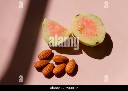 Couper la goyave avec les amandes Banque D'Images