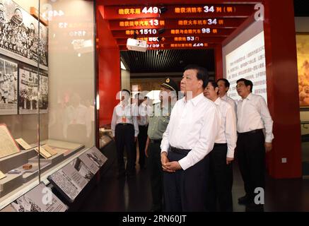 (150707) -- PÉKIN, le 7 juillet 2015 -- Liu Yunshan, membre du comité permanent du bureau politique du comité central du Parti communiste chinois (PCC), visite la Grande victoire, exposition de contribution historique pour commémorer le 78e anniversaire du début de la guerre de résistance du peuple chinois contre l agression japonaise, au Musée de la guerre de la résistance du peuple chinois contre l agression japonaise près du pont Lugou, également connu sous le nom de pont Marco Polo, à Beijing, Chine, juillet 7, 2015. ) (ZHS) CHINE-PÉKIN-LIU YUNSHAN-EXPOSITION-GUERRE JAPONAISE D'INVATION (CN) RAOXAIMIN Banque D'Images