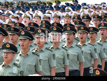 (150707) -- BEIJING, le 7 juillet 2015 -- des représentants des soldats chantent l'hymne national lors de la cérémonie d'ouverture de la Grande victoire, exposition de contribution historique pour marquer le 78e anniversaire du début de la guerre de résistance du peuple chinois contre l'agression japonaise, à Beijing, capitale de la Chine, le 7 juillet 2015. )(MCG) CHINA-BEIJING-ANTI-JAPANESE WAR-78E ANNIVERSAIRE-EXHIBITION (CN) LixTao PUBLICATIONxNOTxINxCHN 150707 Beijing juillet 7 2015 les représentants des soldats chantent l'HYMNE national lors de la cérémonie d'ouverture de la Grande victoire exposition de contribution historique pour marquer le 78e anniversaire Banque D'Images