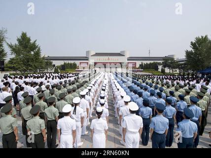 (150707) -- PÉKIN, le 7 juillet 2015 -- cérémonie d'ouverture de la Grande victoire, exposition de contribution historique pour marquer le 78e anniversaire du début de la guerre de résistance du peuple chinois contre l'agression japonaise, tenue à Pékin, capitale de la Chine, le 7 juillet 2015. )(MCG) CHINA-BEIJING-ANTI-JAPANESE WAR-78E ANNIVERSAIRE-EXHIBITION (CN) WangxYe PUBLICATIONxNOTxINxCHN 150707 Beijing juillet 7 2015 cérémonie d'ouverture de la Grande victoire exposition historique de contribution pour marquer le 78e anniversaire du début des célébrités chinoises S était de résistance contre l'agression japonaise EST héros à Beijing Capi Banque D'Images