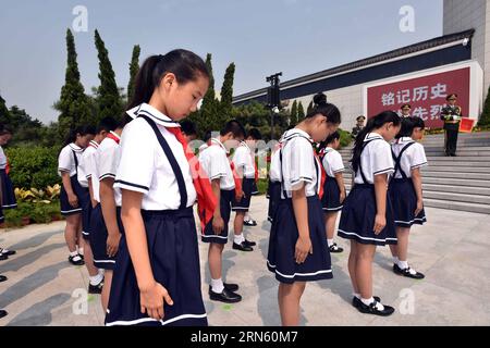 (150707) -- BEIJING, le 7 juillet 2015 -- des représentants des enfants pleurent les victimes lors de la cérémonie d'ouverture de la Grande victoire, exposition contribution historique pour marquer le 78e anniversaire du début de la guerre de résistance du peuple chinois contre l'agression japonaise, à Beijing, capitale de la Chine, le 7 juillet 2015. )(MCG) CHINA-BEIJING-ANTI-JAPANESE WAR-78E ANNIVERSAIRE-EXPOSION (CN) LixTao PUBLICATIONxNOTxINxCHN 150707 Beijing juillet 7 2015 enfants représentants Morne pour les victimes lors de la cérémonie d'ouverture de la Grande victoire exposition de contribution historique pour marquer le 78e anniversaire de la Banque D'Images